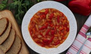 Receta para cocinar pimientos y cebollas en jugo de tomate.